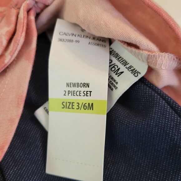 Calvin Klein Jeans Girls Newborn 2 Piece Set (Size 3/6M) - Picture 10 of 10